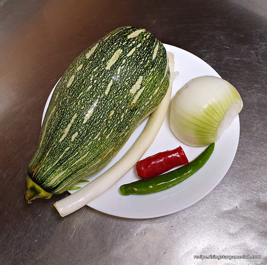 호박 볶음 재료(호박, 파, 홍고추, 청양고추, 양파) 사진