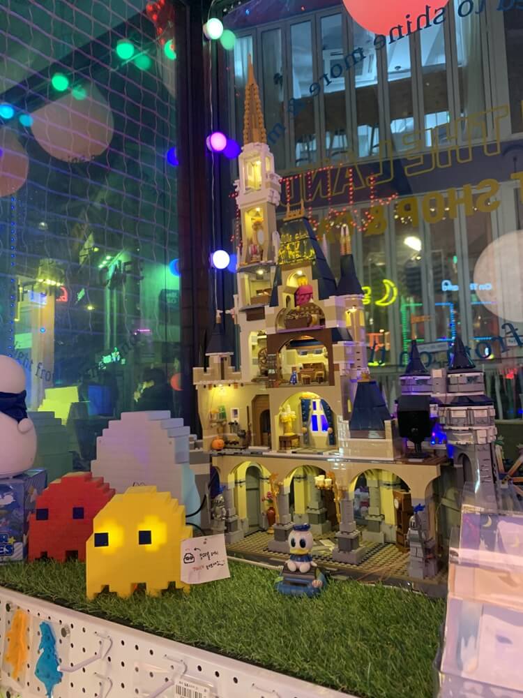 레고로 만든 디즈니 성과 도널드덕 그리고 불빛이 나오는 고전게임 캐릭터