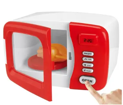 장난감 전자렌지에 문열기 버튼을 손가락으로 누르는 이미지