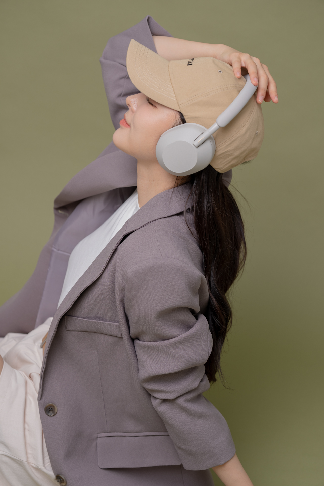 WH-1000XM5를 착용한 여성