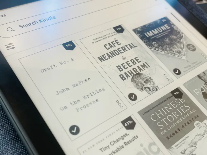 “Draft No. 4”(John McPhee)와 “Café Neandertal”(Beebe Bahrami) 구입 후 킨들 페이퍼화이트에 다운로드 완료