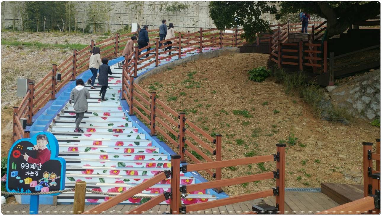 서피랑마을 입구 계단