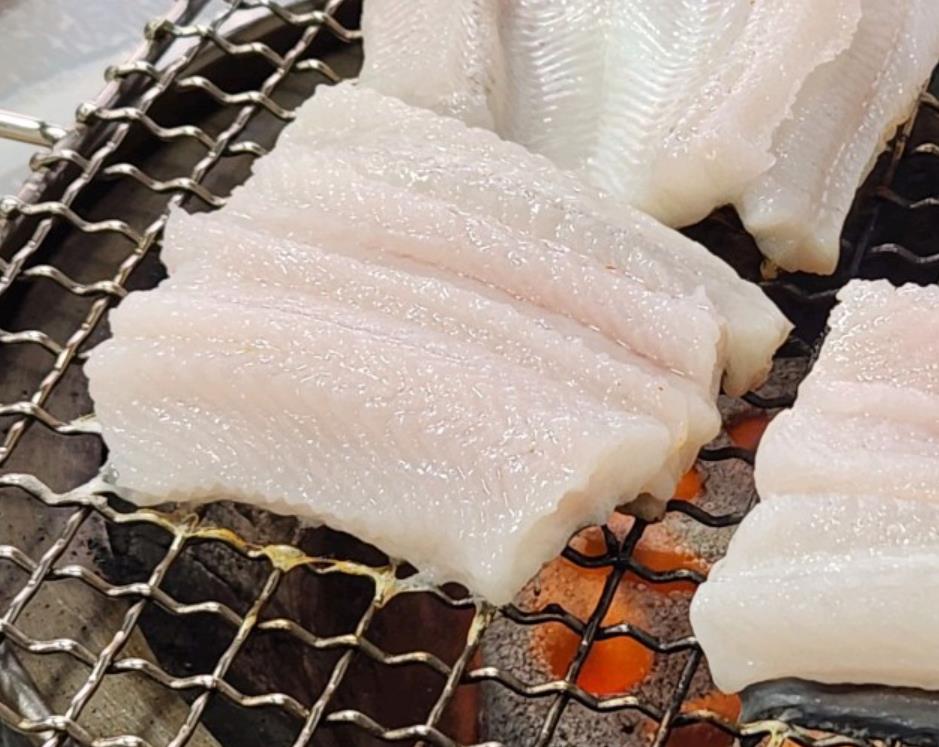 석쇠 위에 올려 굽는 6시내고향 부산 붕장어