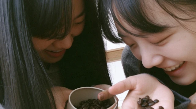 커피를 시음하는 수강생들