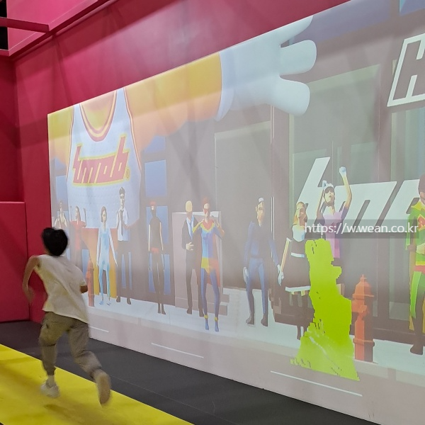 학생이 달리고 있어요.