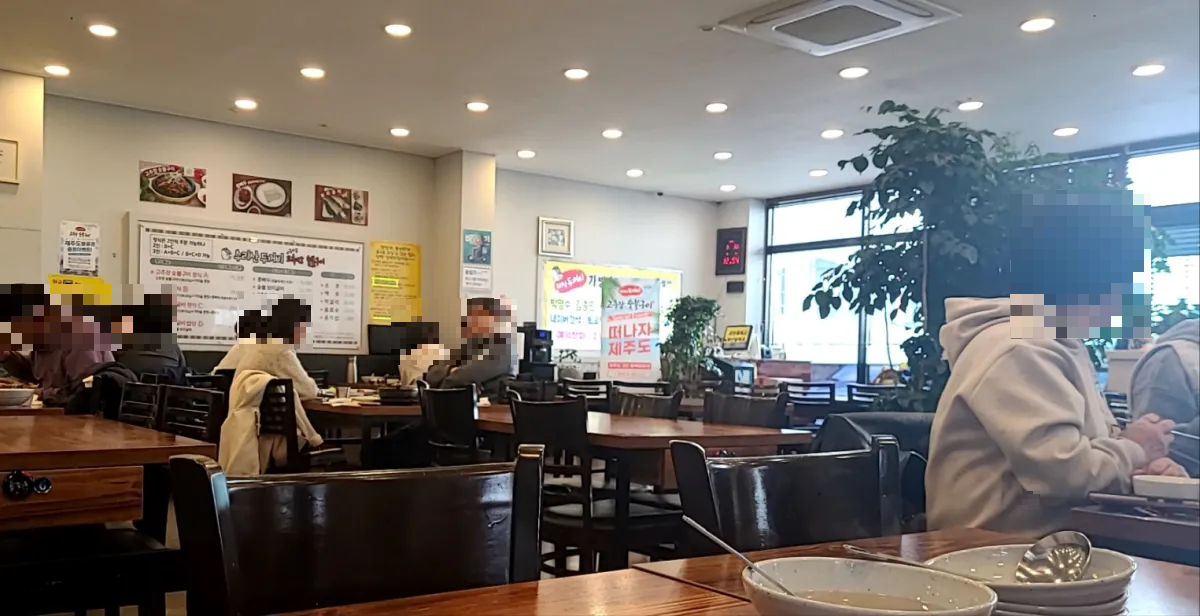 수리산두꺼비운양점-식당안에-손님들이-가득차있다