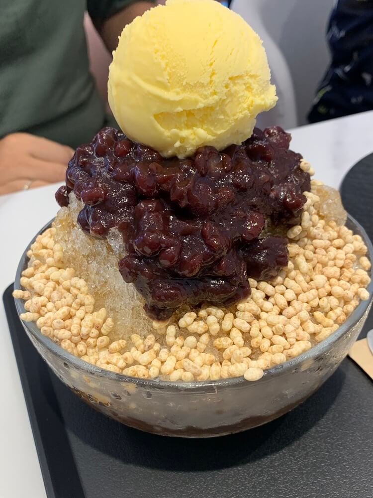 커다란 아이스크림 덩이가 올라간 커피 빙수