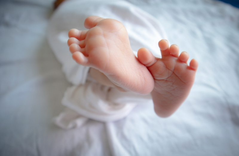 신생아 아기 기저귀 갈아줄 때 주의할 점