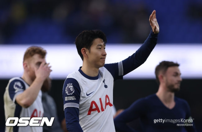 팬을향해 손을 흔드는 손홍민선수 사진