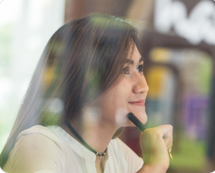 창의적 사고의 순간에 아이디어를 정리하는 여성의 모습