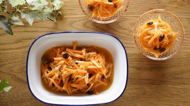 사각접시에 담긴 당근라페