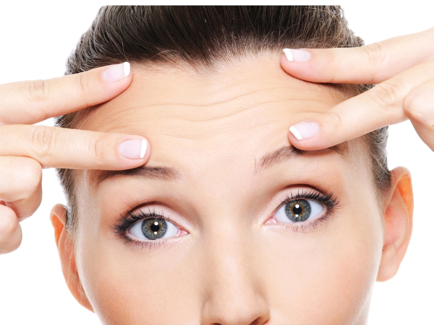 눈을 치켜떠서 이마에 주름이 생긴 여성