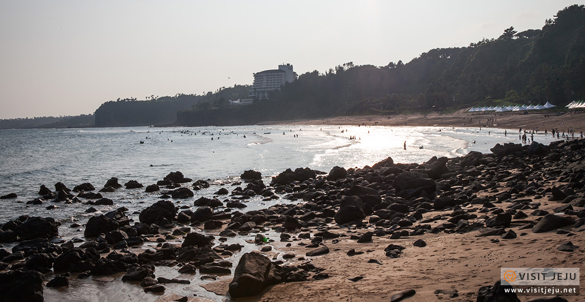 중문색달해변(제주관광공사 홈페이지에서)