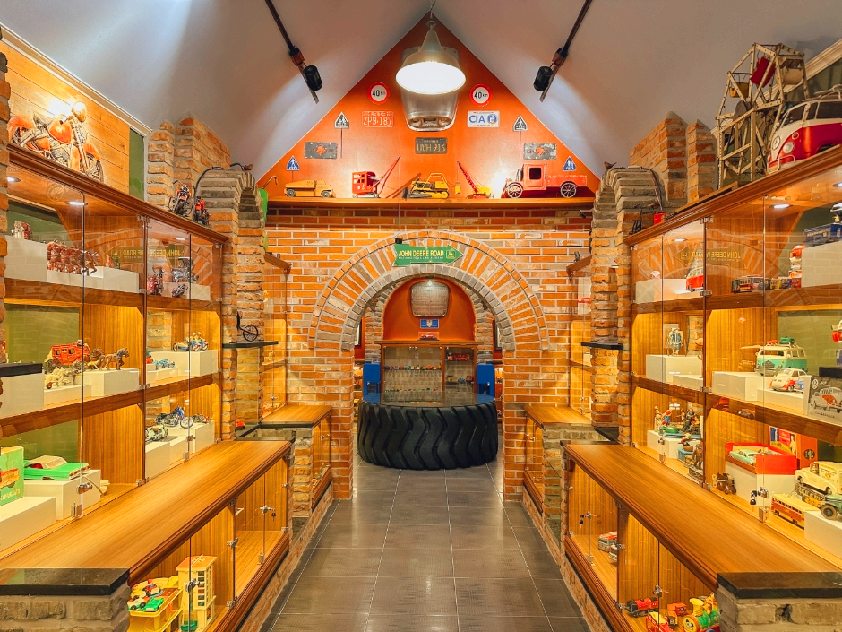 건물 내부에 작은 조형물들이 전시되어 있다.