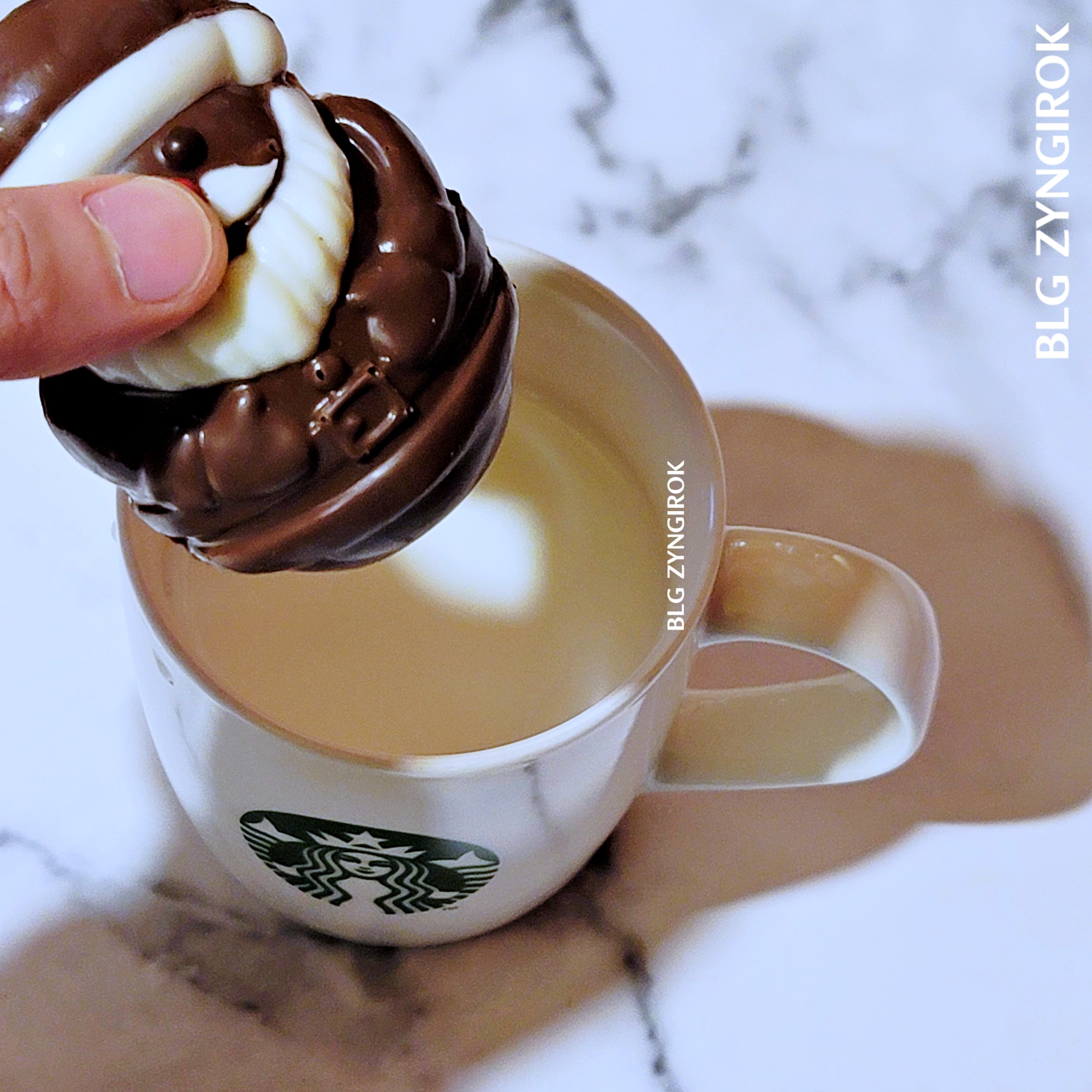 노브랜드 산타클로스 코코아밤 - 코코아밤을 우유에 넣고 있다.