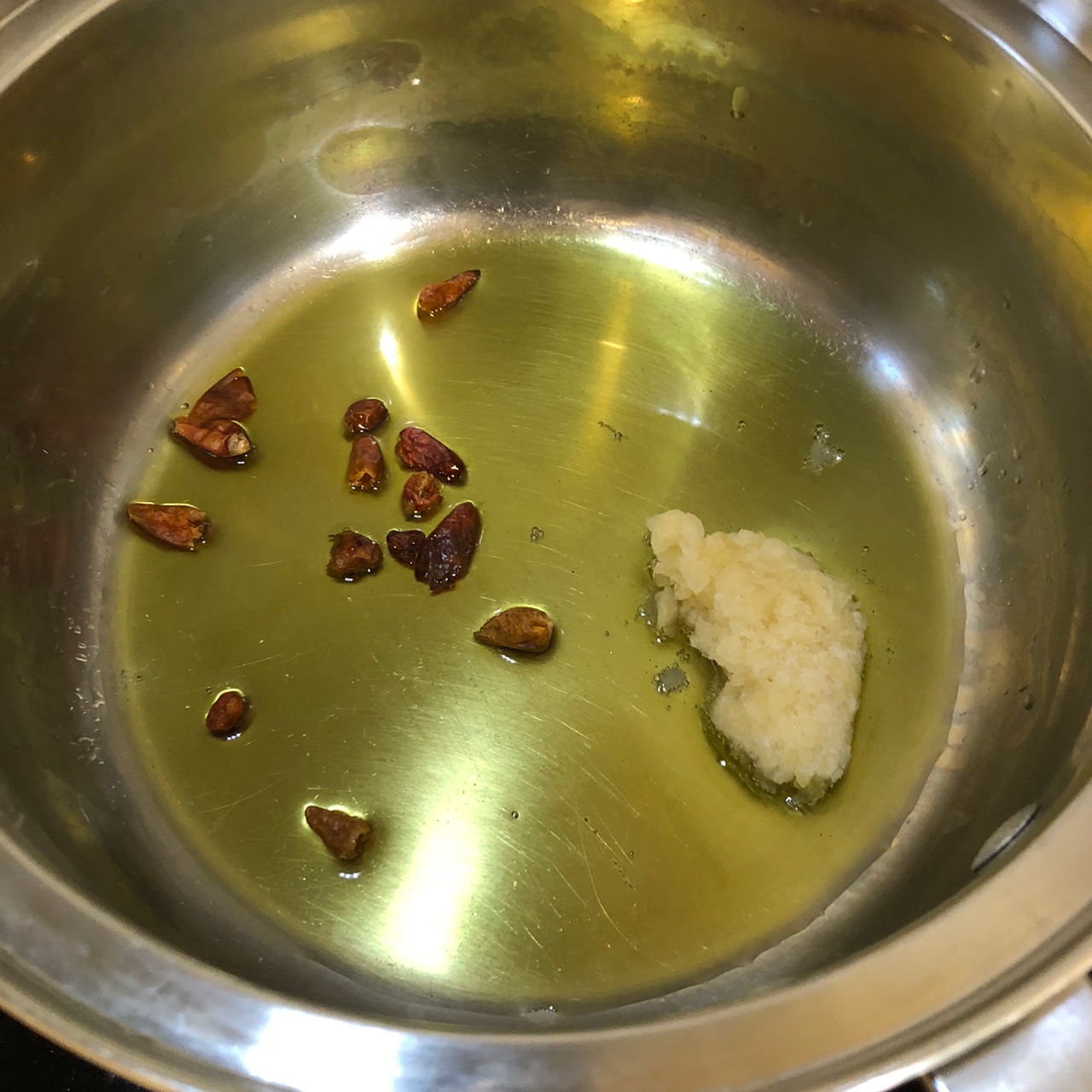 냄비에-올리브유와-페페론치노와-마늘을-넣은-모습