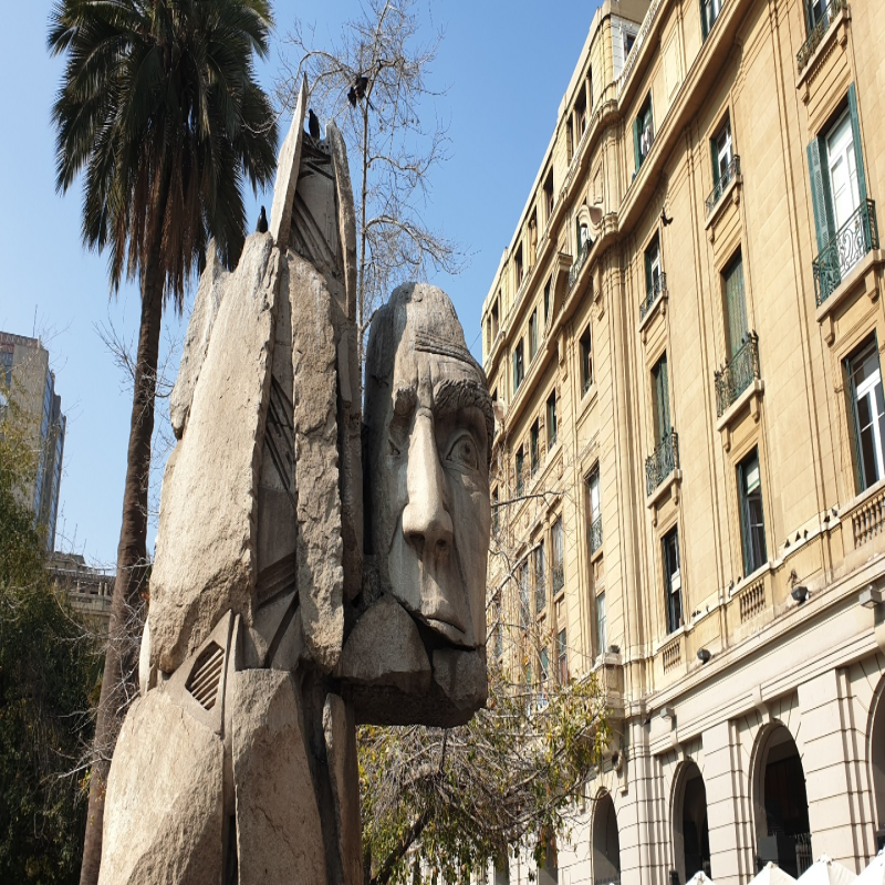 산티아고 구시가지 아르마스 광장의 원주민 조각상