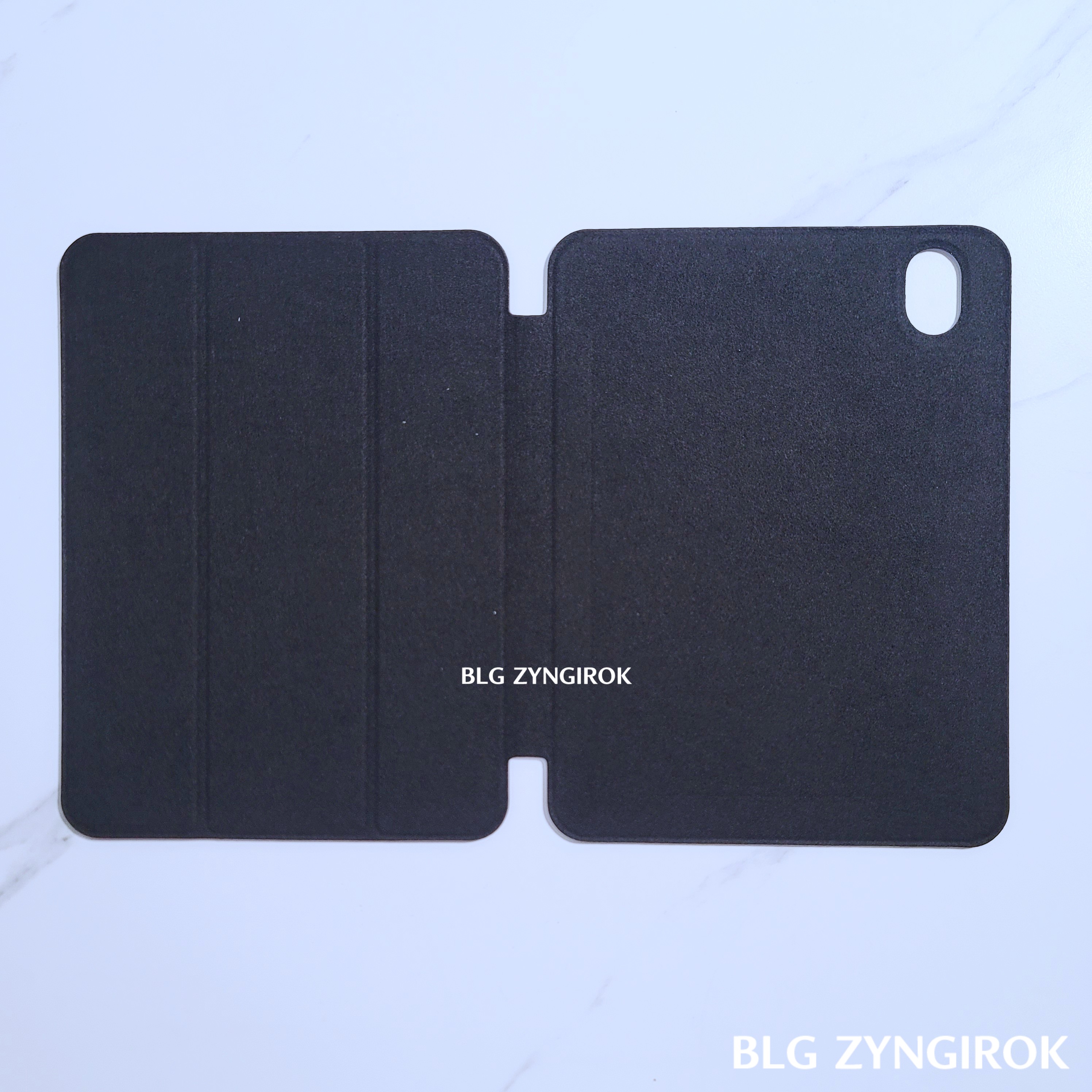 VISBYH 아이패드 미니6 폴리오 케이스가 펼쳐진 채로 테이블 위에 놓여있다.