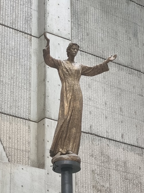 안양 중앙성당 성전 안에 있는 부활하시는 예수님 상입니다.