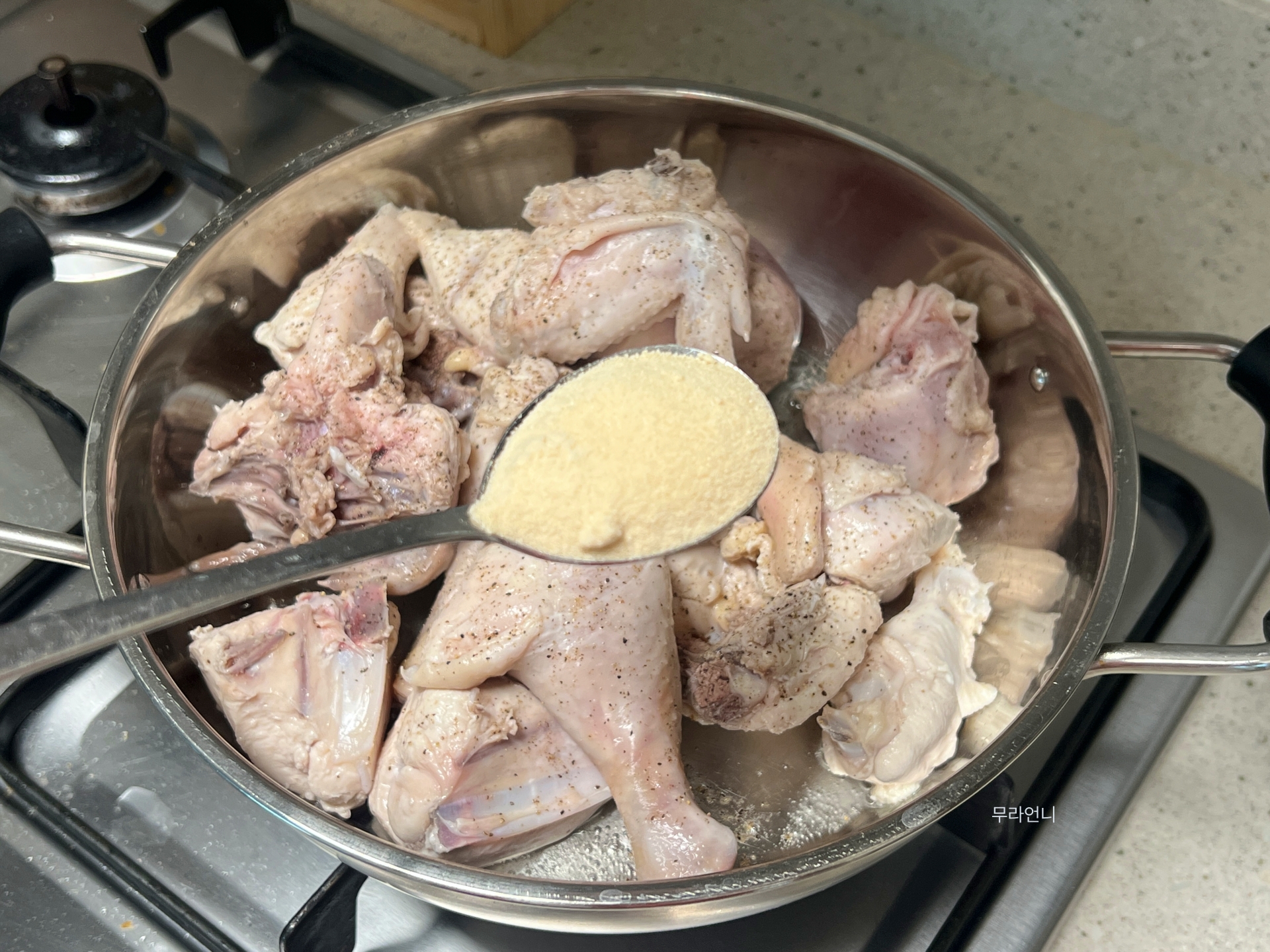 설탕 1스푼 넣어 같이 닭 볶아주기