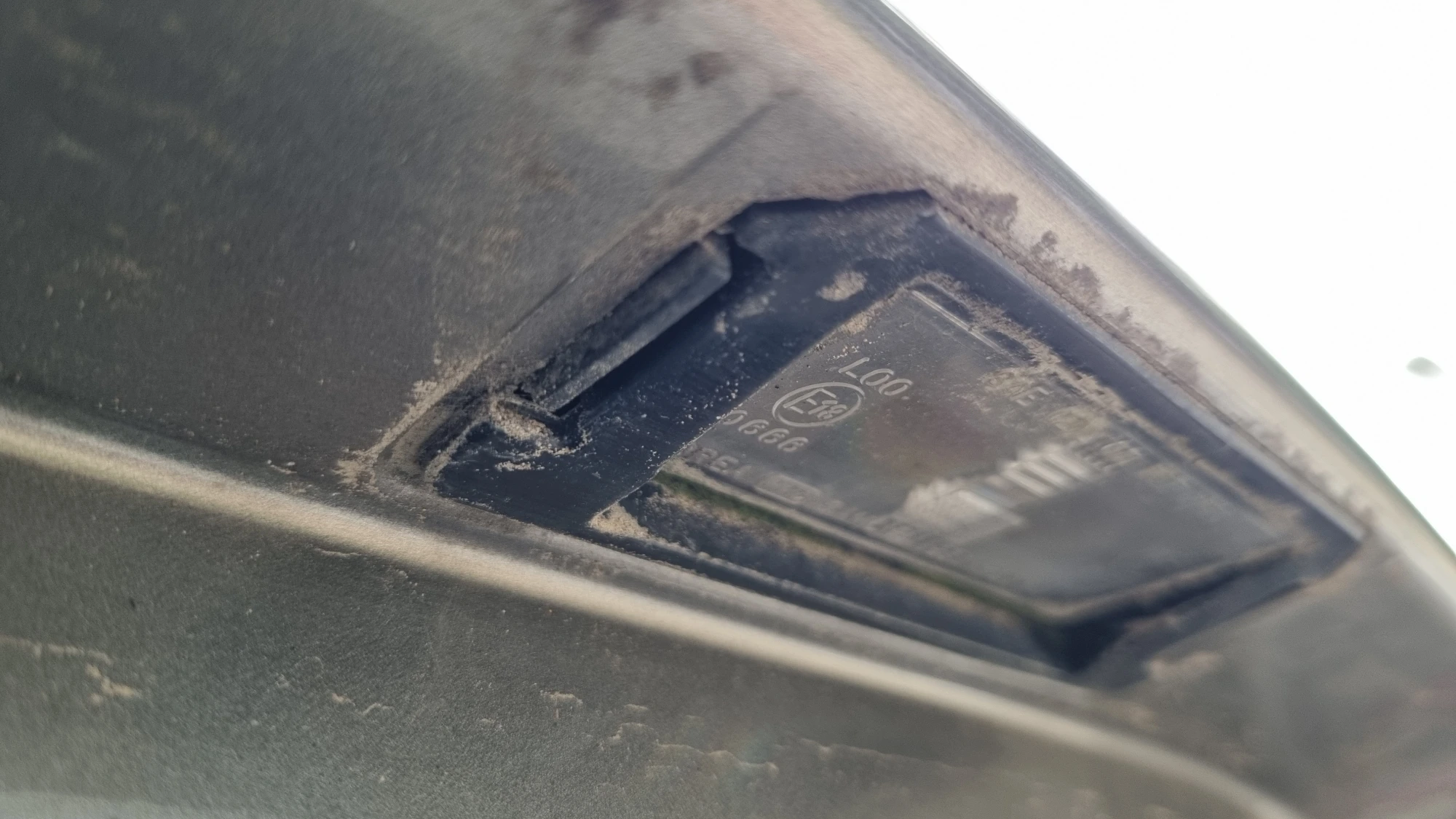 번호판 조명 전구 교체 완료 모습