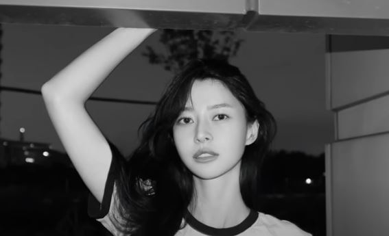 권나라 흑백사진