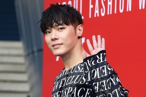 이 사진은 연합뉴스에서 나온 휘성의 사진입니다.