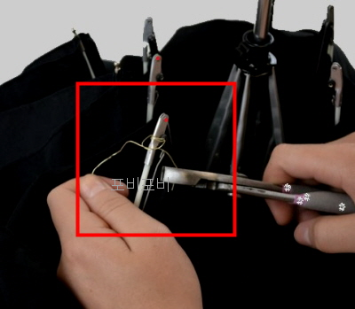 우산 살대에 철사 충분히 넣는 모습