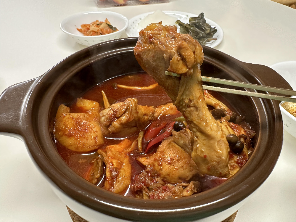 닭다리를 들고 있다