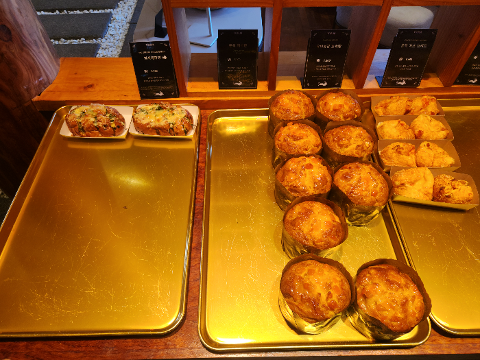 Green onion bread and pumpkin bread are on a plate.