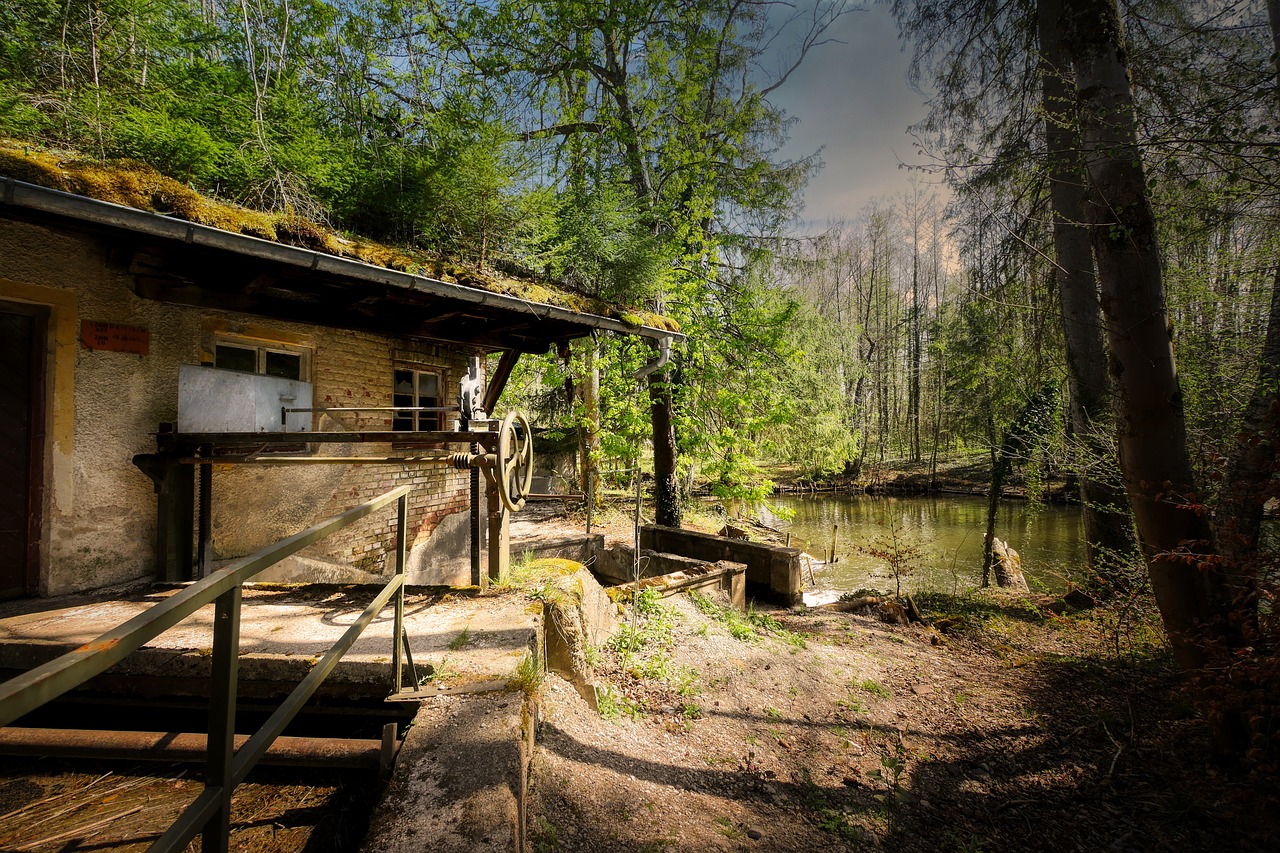 계곡과 황토 오두막 배경의 자연풍경 관련 사진