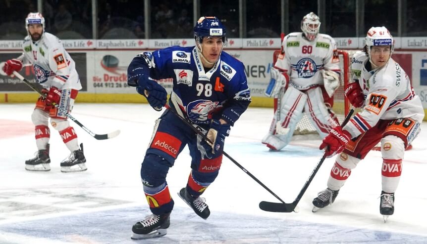 아이스하키 경기하는 모습