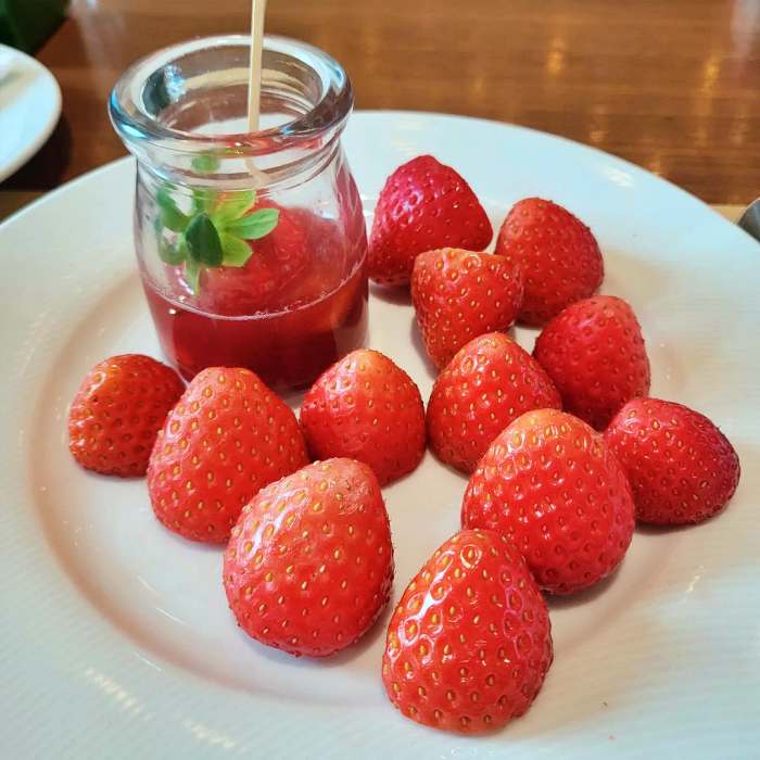 생방송투데이 용산 신용산 딸기 디저트 뷔페 맛집