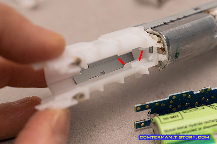 오랄비 전동칫솔 배터리 커버 돌기