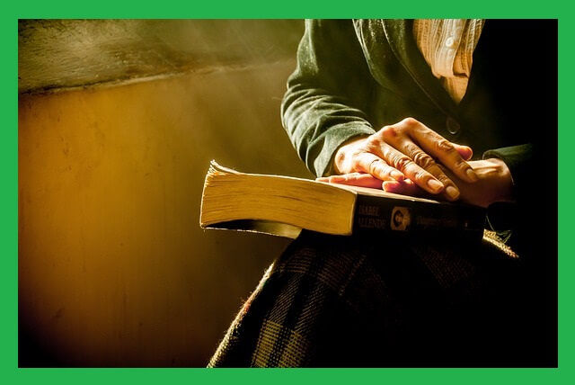 성경-위-기도하는-손