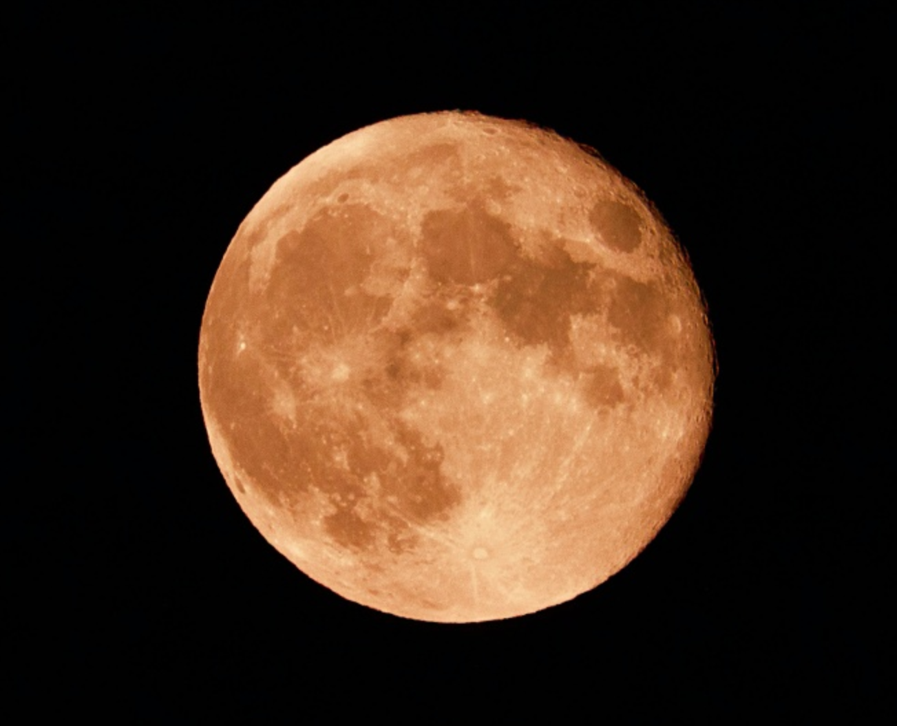 6월의 붉은 보름들이 크게 떠 있는 달사진