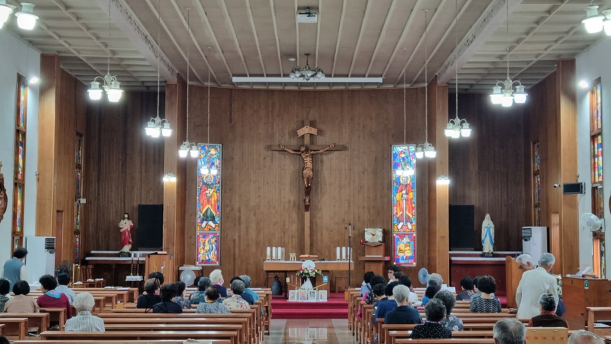대구 비산성당 성전 안 십자고상, 제대, 제단, 감실, 스테인드글라스 사진
