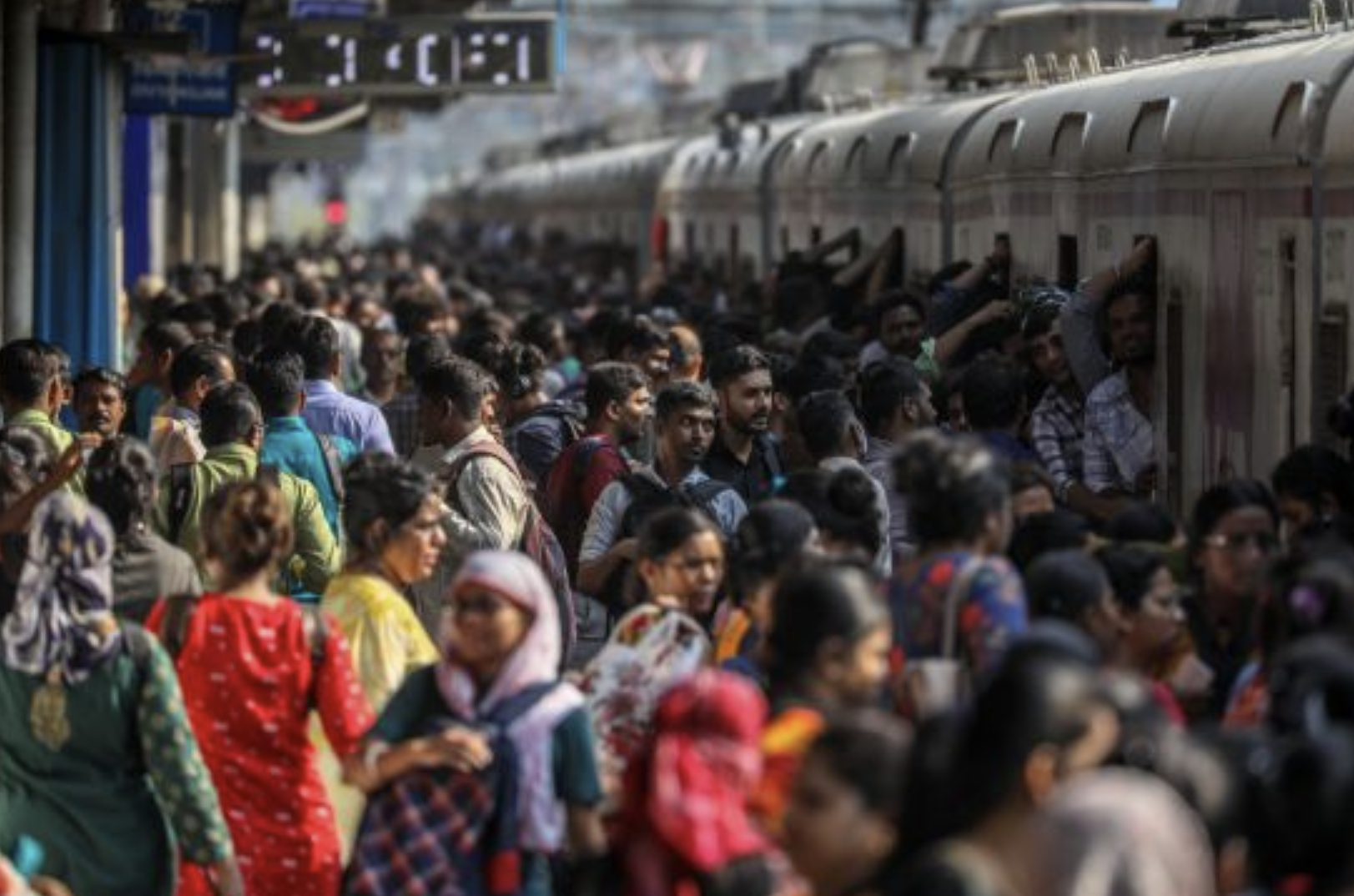 인도 뭄바이의 철도 탑승 모습