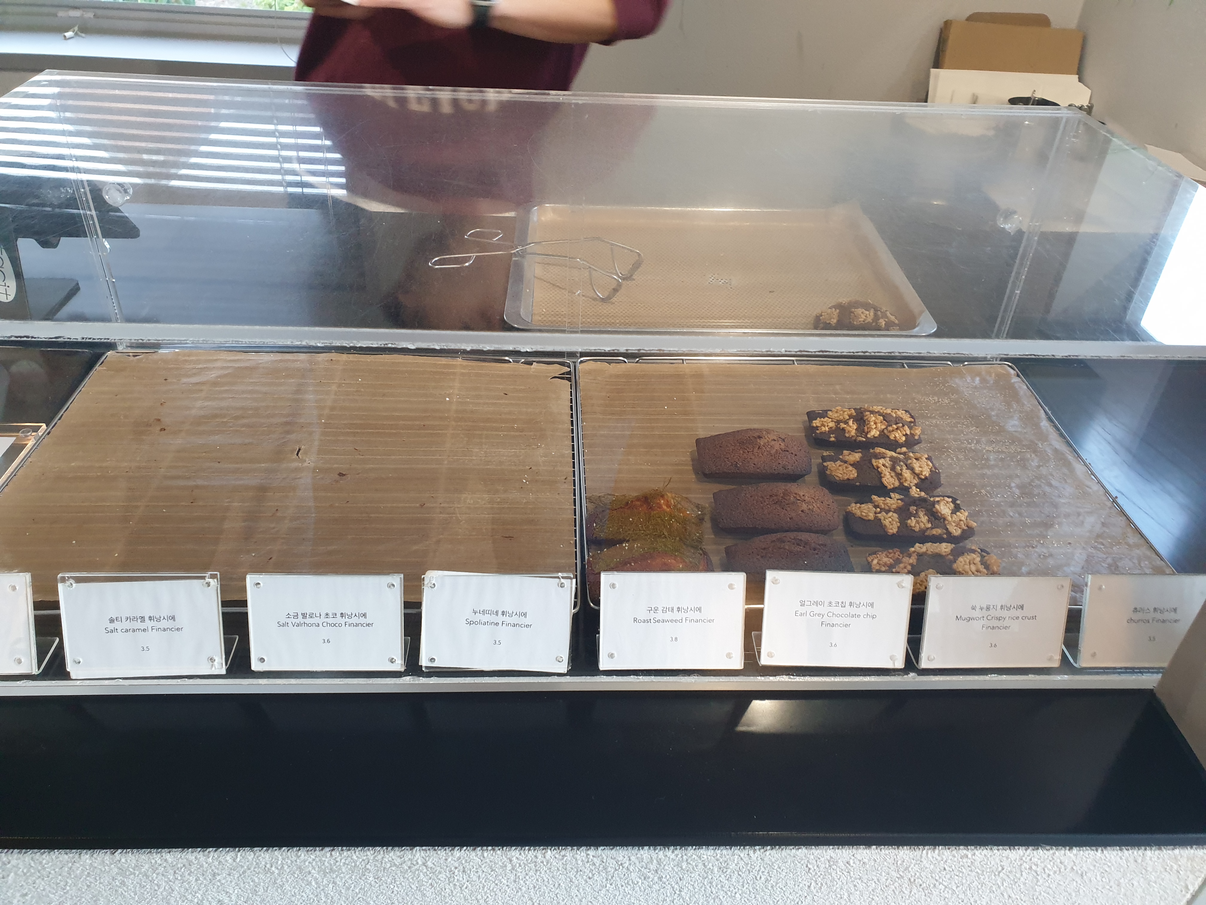 휘낭시에 진열대. 대부분 휘낭시에가 판매되고 3종 밖에 남지 않았다.