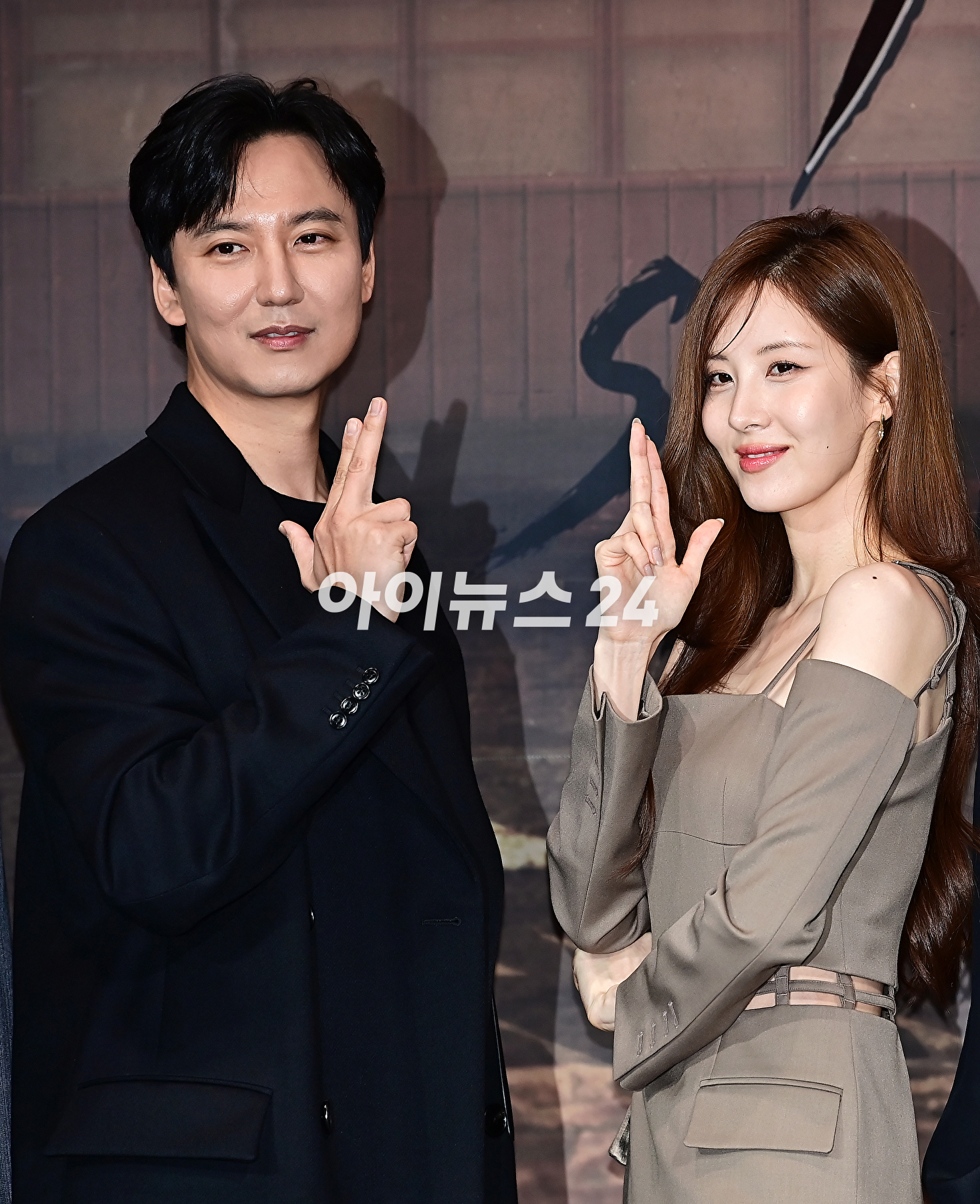 배우 김남길이 19일 오전 서울 중구 엠배서더 서울 풀만에서 열린 넷플릭스 &#39;도적: 칼의 소리&#39; 제작발표회에서 포토타임을 갖고 있다. [사진=곽영래 기자]