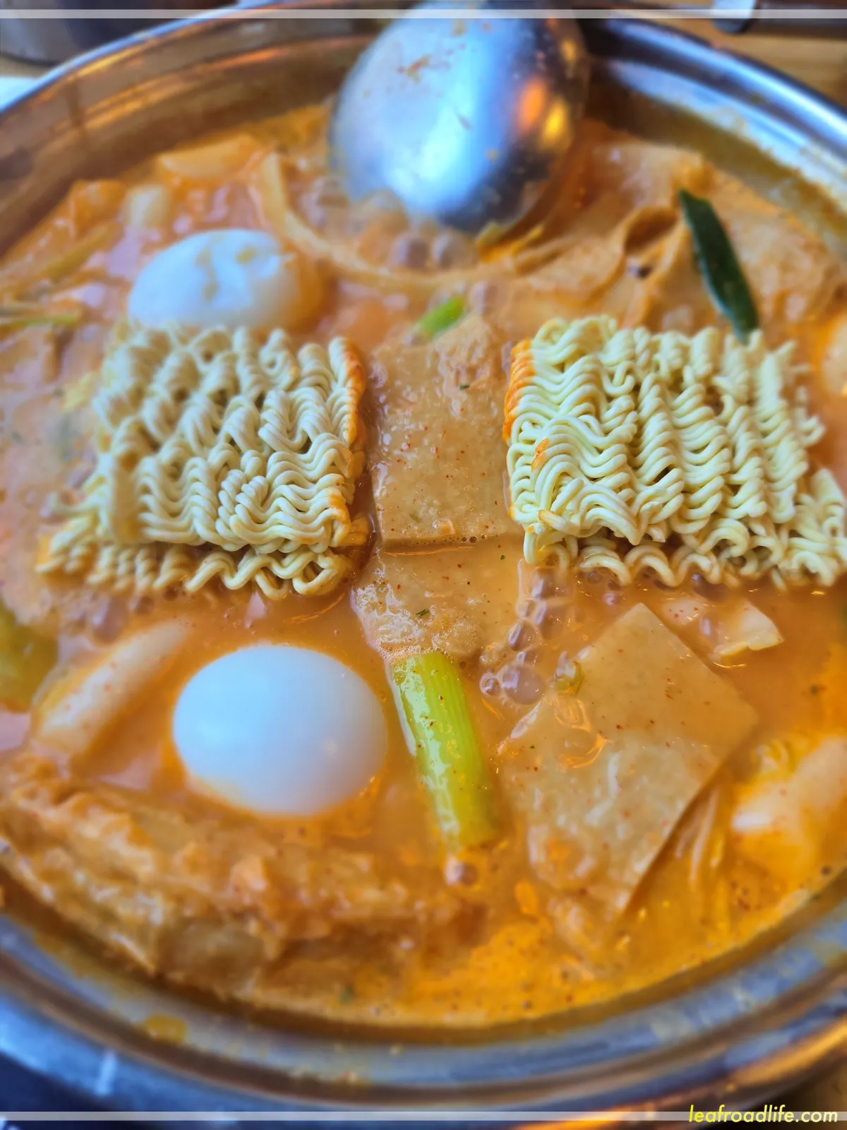 하남-미사-두끼떡볶이-위에-라면이-올라간-모습