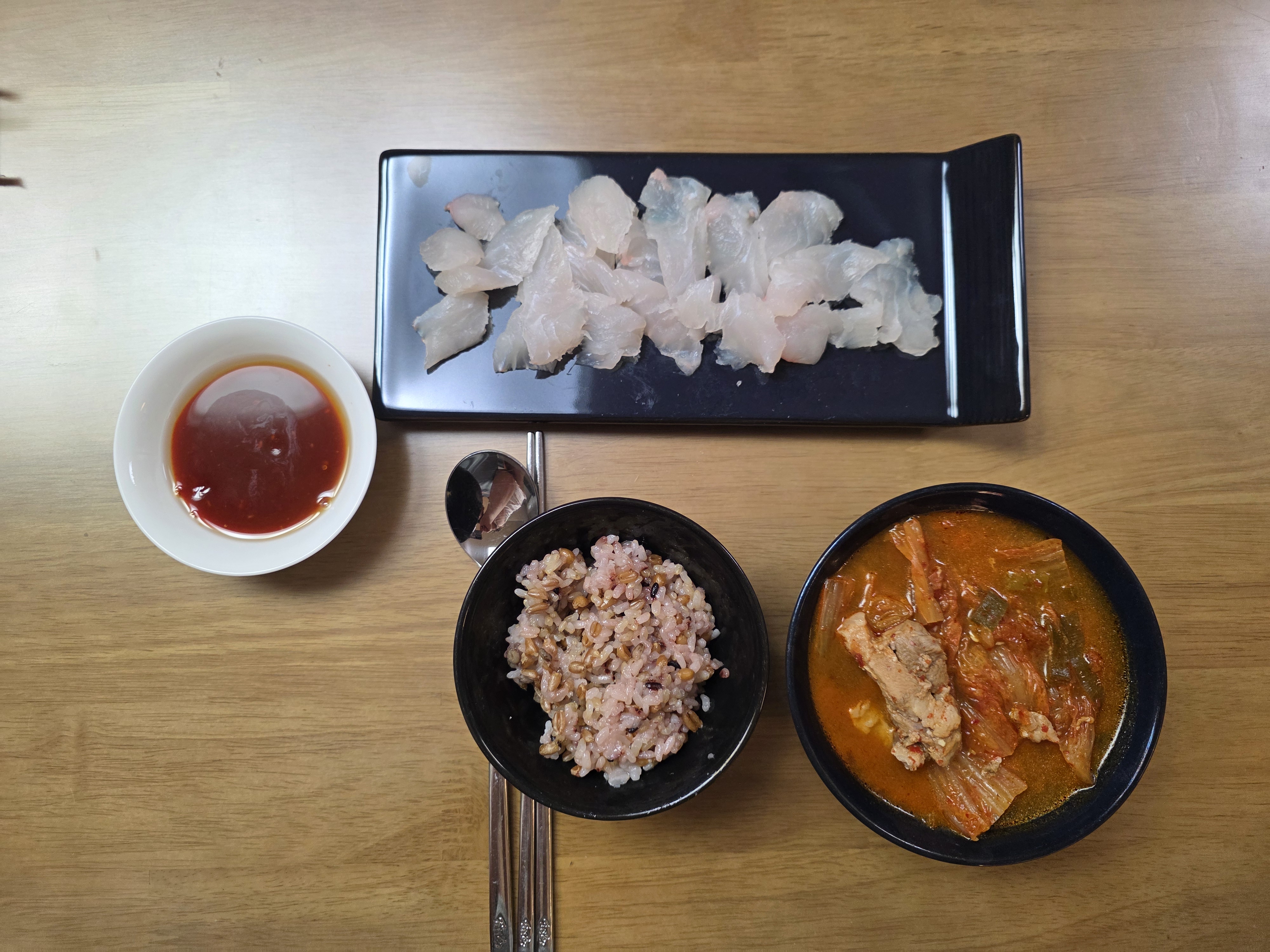 손수잡은 자연산 광어회