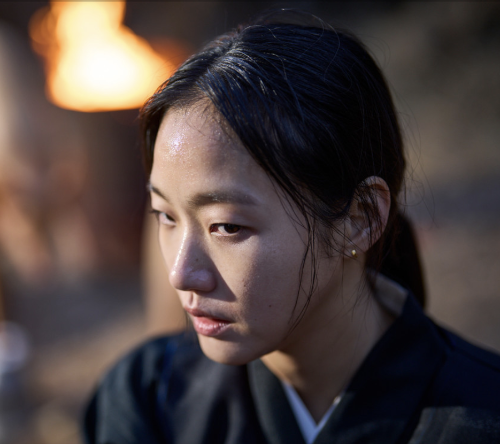 김고은: 스크린과 브라운관을 넘나드는 빛나는 별_파묘의 한 장면