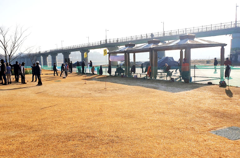 경주파크골프장 (총36홀) 경주시 석장동과 충효동 서천둔치 천변에 길게 조성