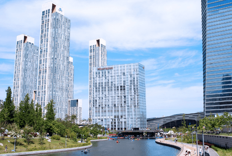 송도 센트럴 파크 공원에서 여유를 즐기는 사람들 모습