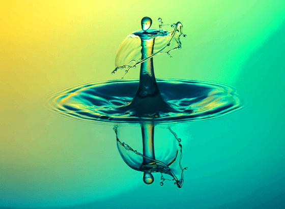 청록색 물에 한 방울의 물방울이 떨어지고 있다.