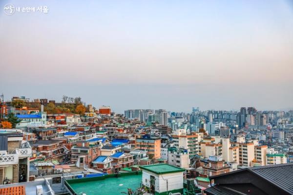 낙산공원 성곽길에서 내려다본 서울 시내 전경.