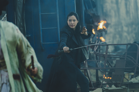 배우 이하늬가 '외계+인' 2부(감독 최동훈)에서 열연을 펼치고 있다. [사진=CJ ENM]