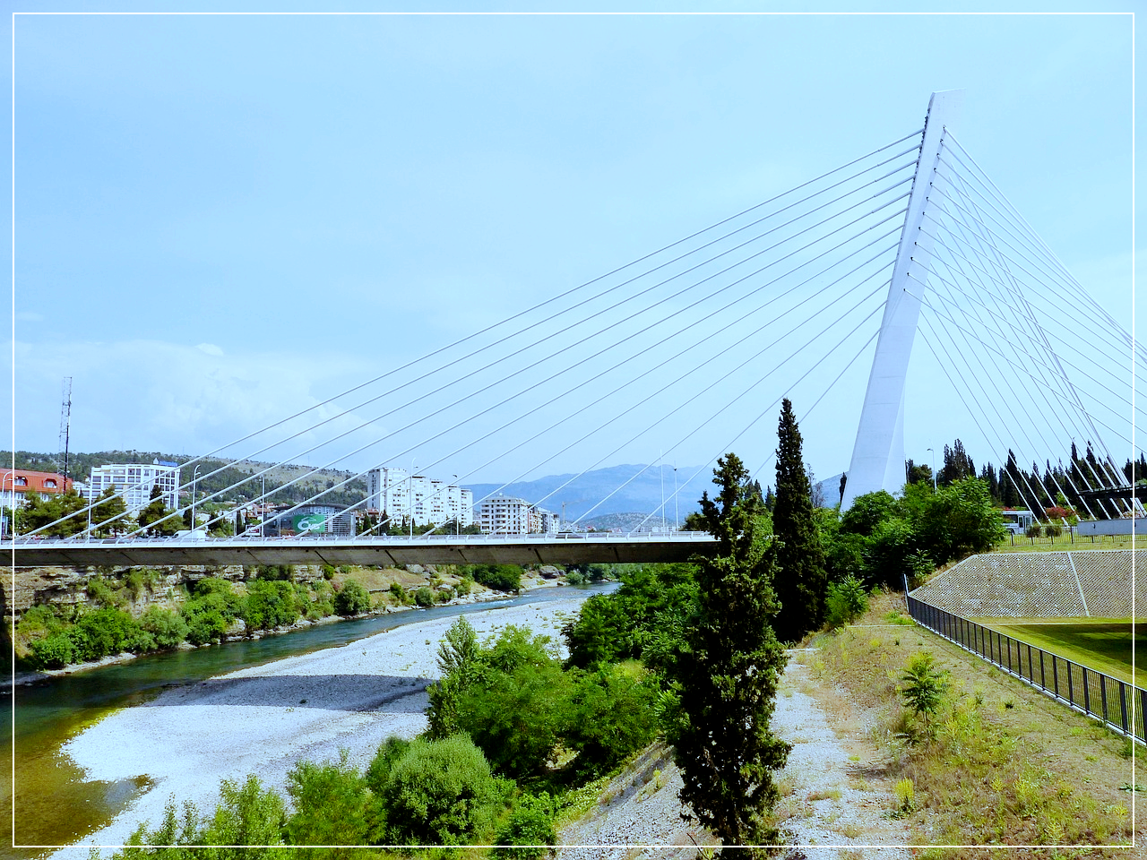 포드고리차의 밀레니엄 브릿지