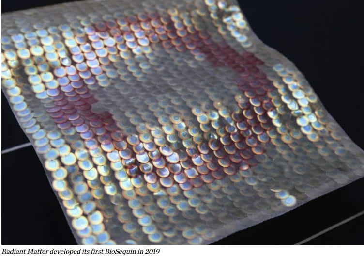 무지개빛 바이오시퀸으로 만든 친환경 점프슈트 VIDEO:Stella McCartney releases jumpsuit made with iridescent BioSequins